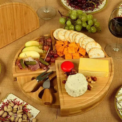 Planche apero fromage avec couteaux exposition